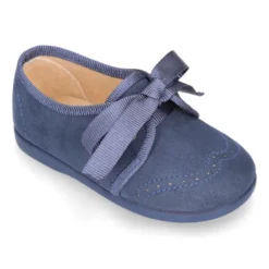 Zapatito tipo Blucher niños con lazos y picados en Serratex.