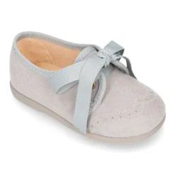 Zapatito tipo Blucher niños con lazos y picados en Serratex.