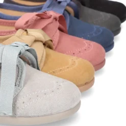 Zapatito tipo Blucher niños con lazos y picados en Serratex.