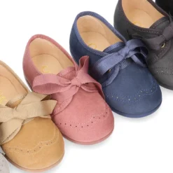 Zapatito tipo Blucher niños con lazos y picados en Serratex.