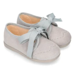 Zapatito tipo Blucher niños con lazos y picados en Serratex.
