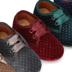 Zapatito tipo Blucher niños en terciopelo con cristalitos para peques.