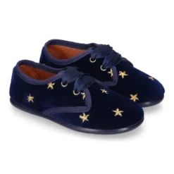 Zapatito tipo Blucher niños en terciopelo con ESTRELLAS bordadas.