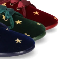 Zapatito tipo Blucher niños en terciopelo con ESTRELLAS bordadas.