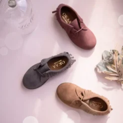 Zapatito tipo Blucher Niños y Niñas con flecos y cordones en piel serraje.