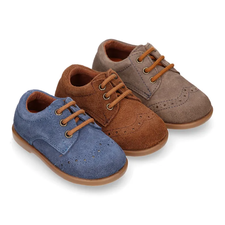 Zapatito tipo Blucher otoño con cordones y picados en serraje.