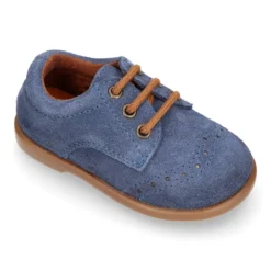 Zapatito tipo Blucher otoño con cordones y picados en serraje.