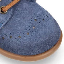 Zapatito tipo Blucher otoño con cordones y picados en serraje.
