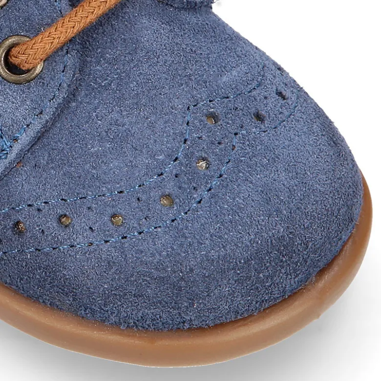 Zapatito tipo Blucher otoño con cordones y picados en serraje.