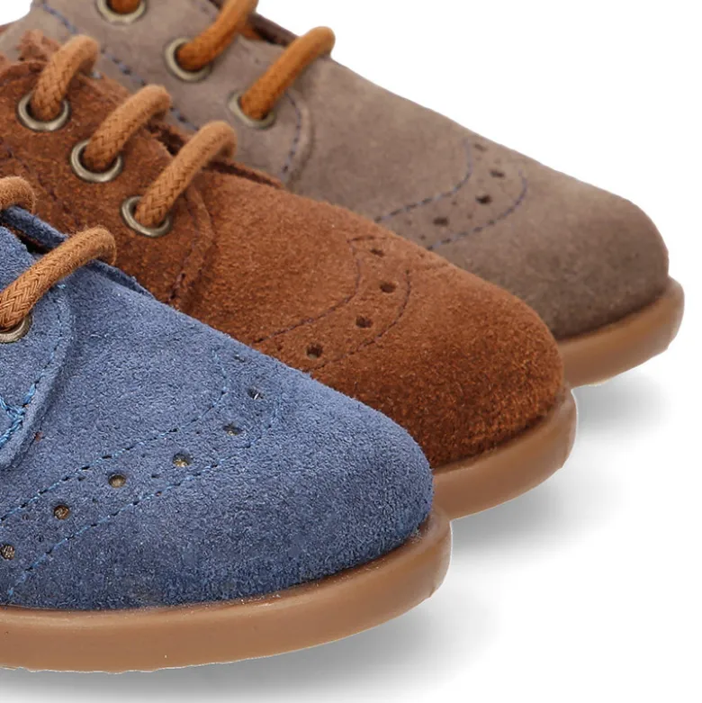 Zapatito tipo Blucher otoño con cordones y picados en serraje.