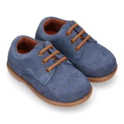 Zapatito tipo Blucher otoño con cordones y picados en serraje.