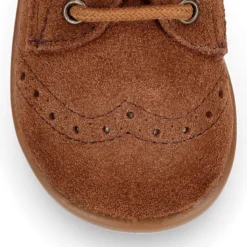 Zapatito tipo Blucher otoño con cordones y picados en serraje.