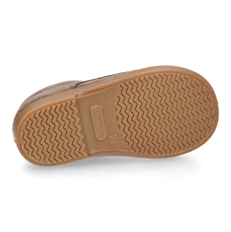 Zapatito tipo Blucher otoño con cordones y picados en serraje.