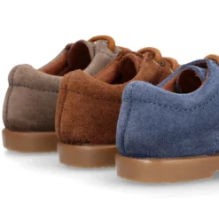 Zapatito tipo Blucher otoño con cordones y picados en serraje.