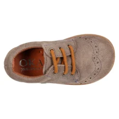 Zapatito tipo Blucher otoño con cordones y picados en serraje.