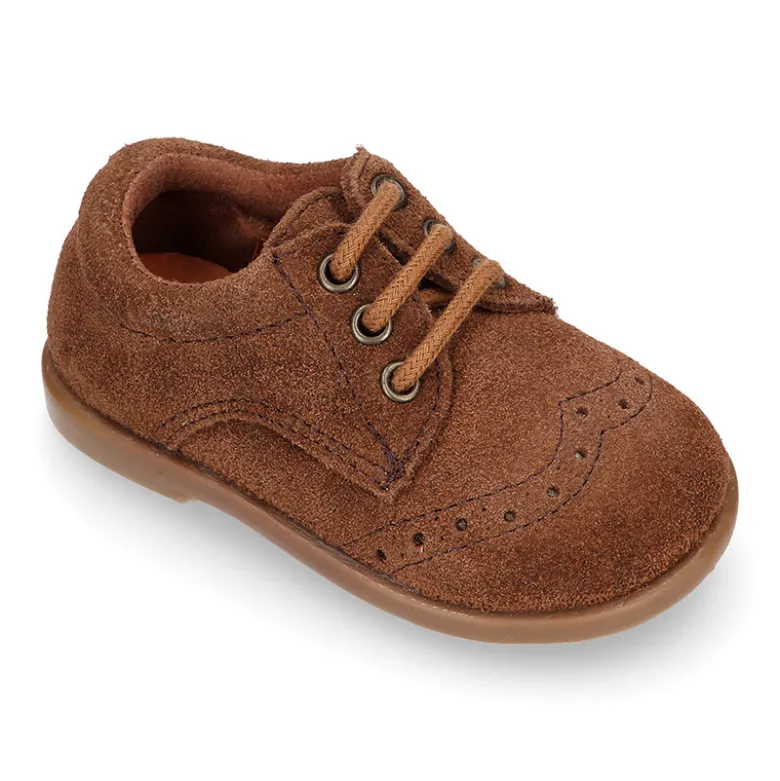 Zapatito tipo Blucher otoño con cordones y picados en serraje.
