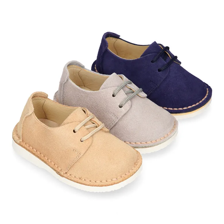 Zapatito tipo blucher primavera con cordones en serraje.