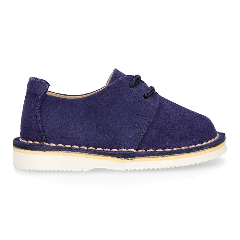 Zapatito tipo blucher primavera con cordones en serraje.