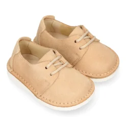 Zapatito tipo blucher primavera con cordones en serraje.