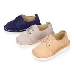 Zapatito tipo blucher primavera con cordones en serraje.