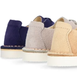 Zapatito tipo blucher primavera con cordones en serraje.