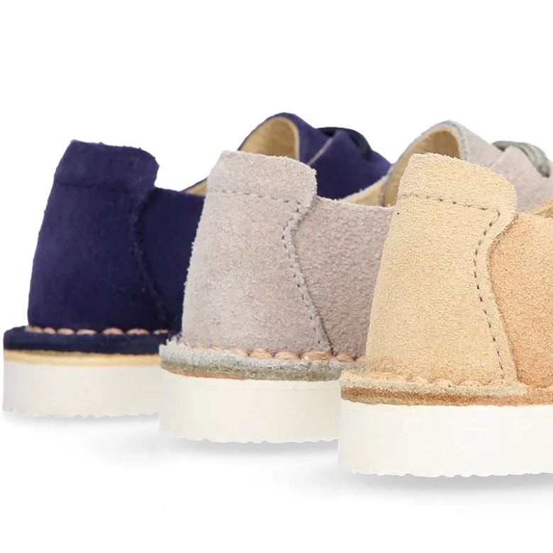 Zapatito tipo blucher primavera con cordones en serraje.