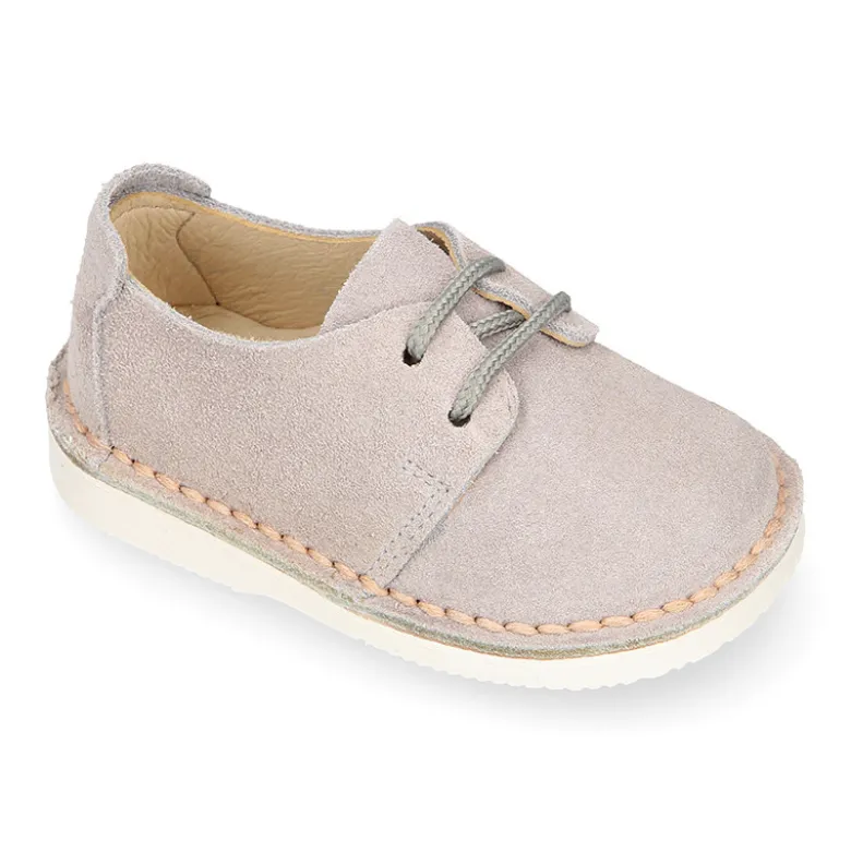 Zapatito tipo blucher primavera con cordones en serraje.
