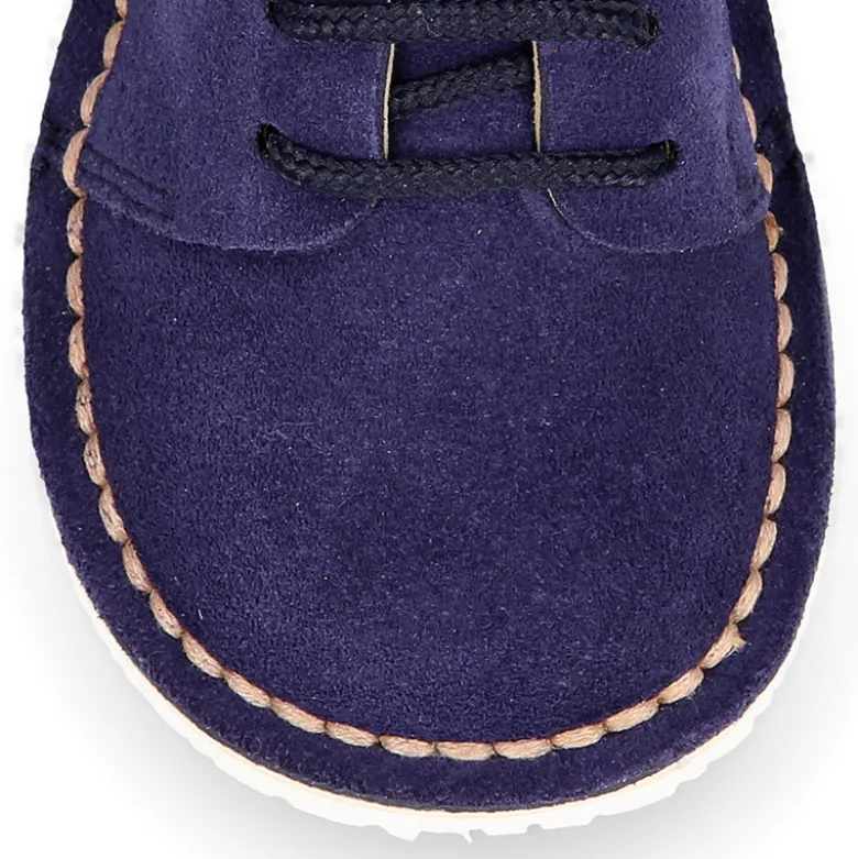 Zapatito tipo blucher primavera con cordones en serraje.