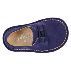 Zapatito tipo blucher primavera con cordones en serraje.