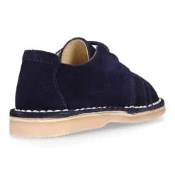 Zapatito tipo blucher primavera con picados en serraje.