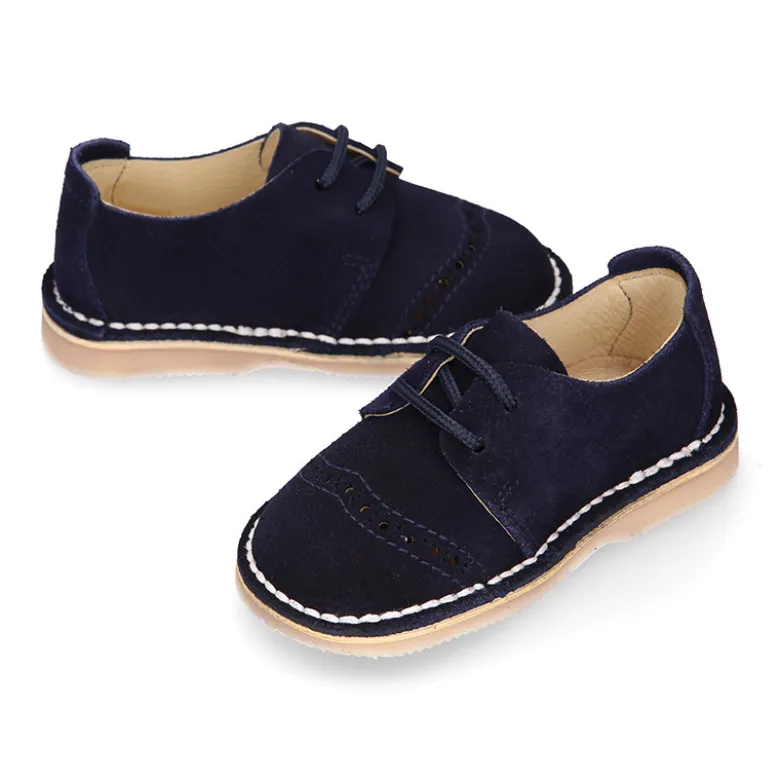 Zapatito tipo blucher primavera con picados en serraje.