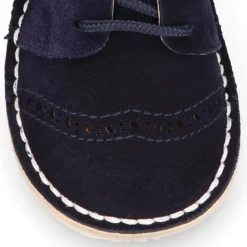 Zapatito tipo blucher primavera con picados en serraje.