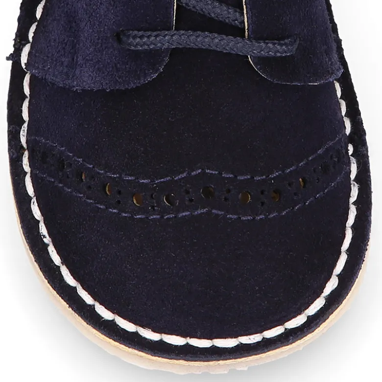 Zapatito tipo blucher primavera con picados en serraje.