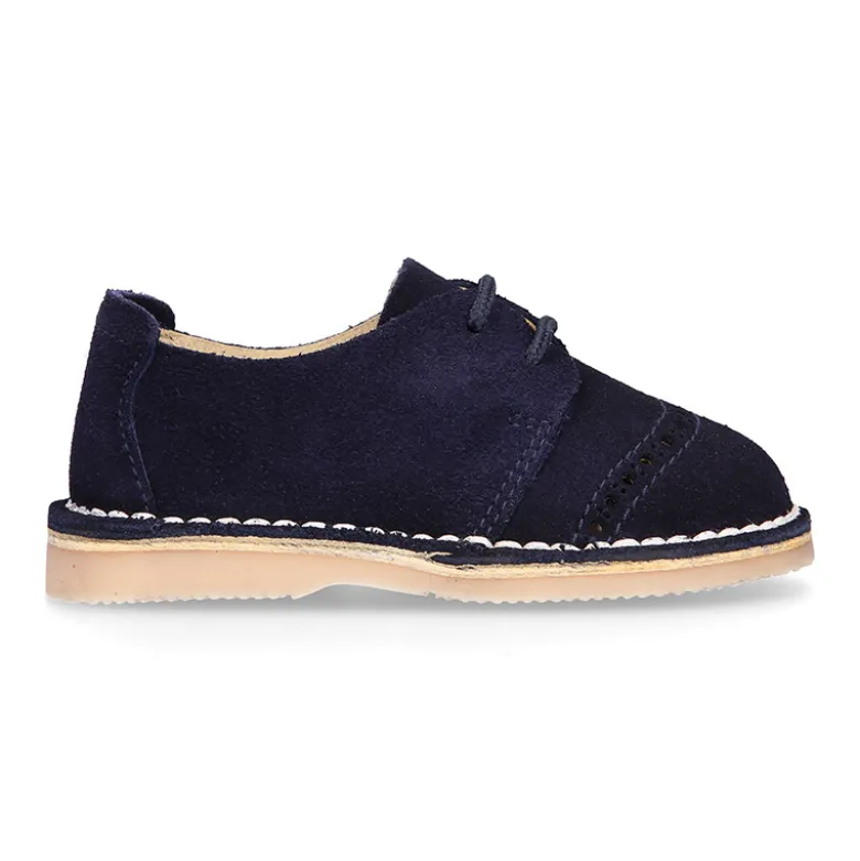 Zapatito tipo blucher primavera con picados en serraje.