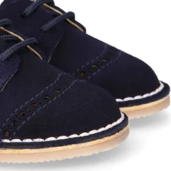 Zapatito tipo blucher primavera con picados en serraje.