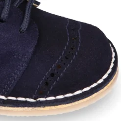 Zapatito tipo blucher primavera con picados en serraje.
