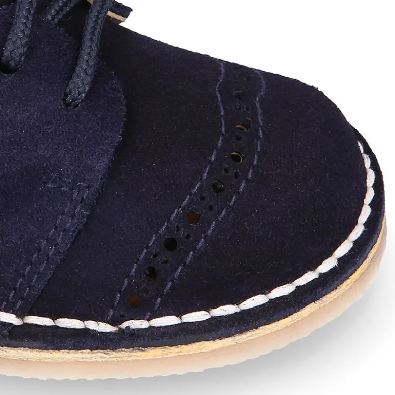 Zapatito tipo blucher primavera con picados en serraje.