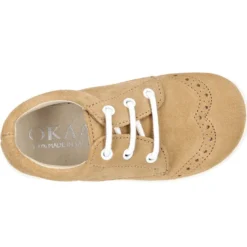 Zapatito tipo Blucher primavera con cordones y picados en serraje.