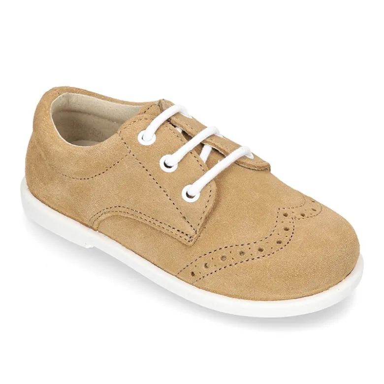 Zapatito tipo Blucher primavera con cordones y picados en serraje.