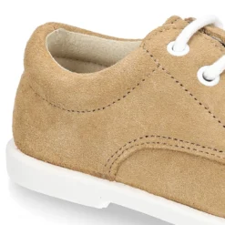 Zapatito tipo Blucher primavera con cordones y picados en serraje.