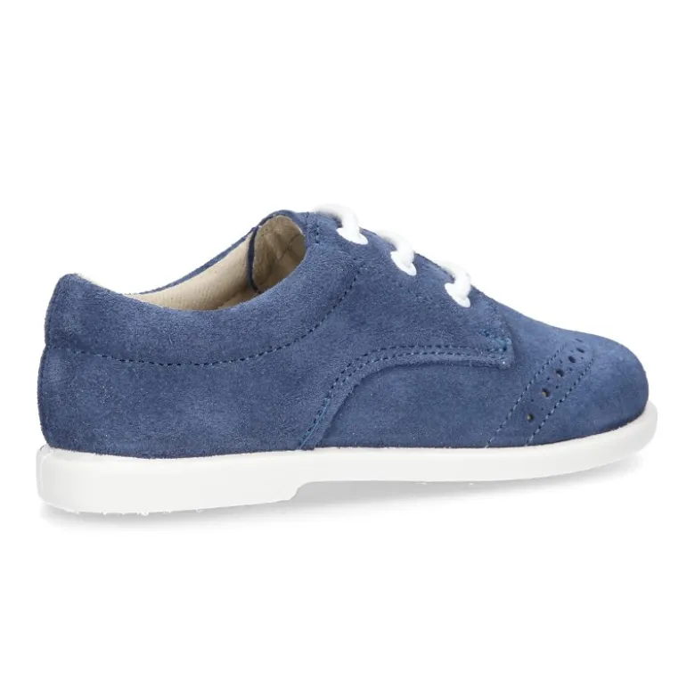 Zapatito tipo Blucher primavera con cordones y picados en serraje.