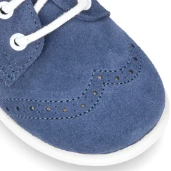 Zapatito tipo Blucher primavera con cordones y picados en serraje.