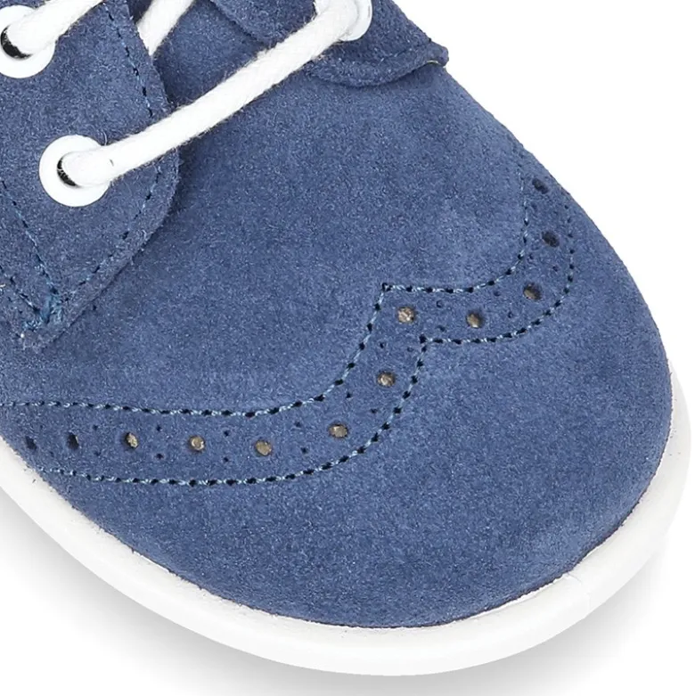 Zapatito tipo Blucher primavera con cordones y picados en serraje.