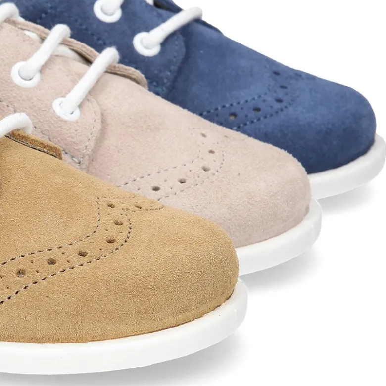 Zapatito tipo Blucher primavera con cordones y picados en serraje.