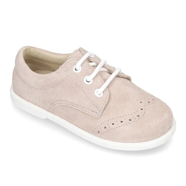 Zapatito tipo Blucher primavera con cordones y picados en serraje.