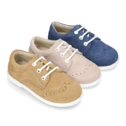 Zapatito tipo Blucher primavera con cordones y picados en serraje.