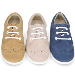 Zapatito tipo Blucher primavera con cordones y picados en serraje.