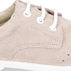 Zapatito tipo Blucher primavera con cordones y picados en serraje.