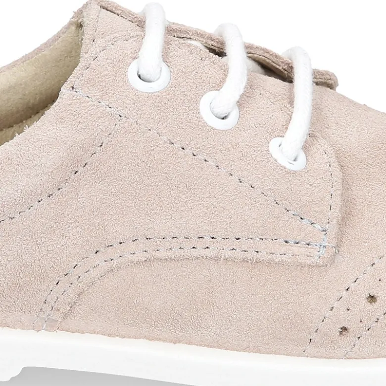 Zapatito tipo Blucher primavera con cordones y picados en serraje.