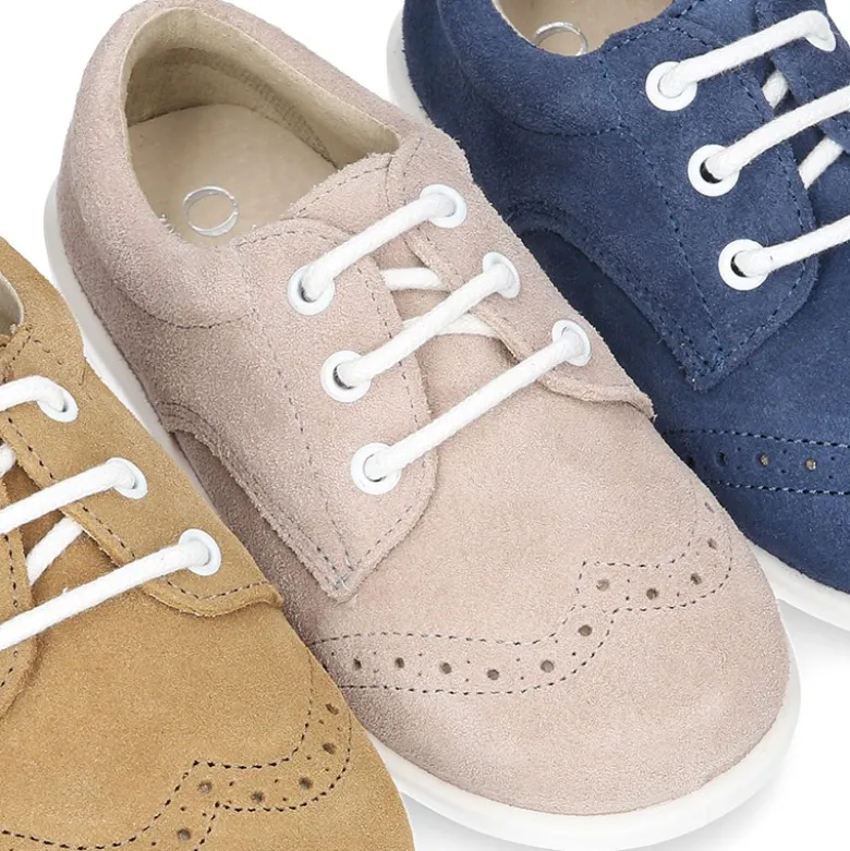 Zapatito tipo Blucher primavera con cordones y picados en serraje.
